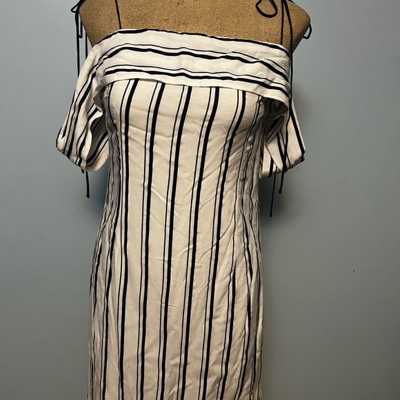 it’s a medium but it fits like a small. the brand is Line&dots - Picture 3 of 4